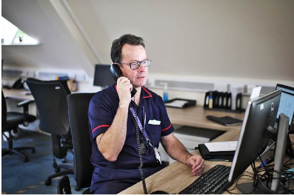 Hospice nurse talking to a patient on the phone